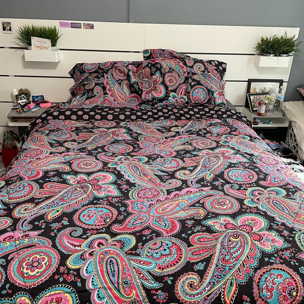 Vera Bradley reversible full size comforter an 2 pillow shams.